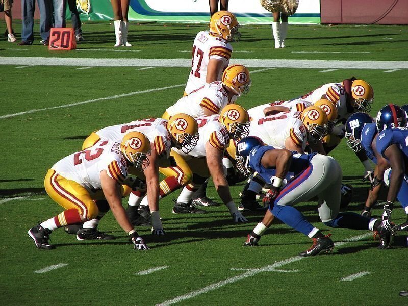 800px-Redskins_vs_Giants_line_of_scrimmage_throwbacks