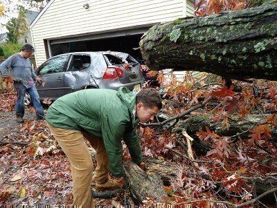 Volunteer_assists_with_tree_removal_after_Hurricane_Sandy